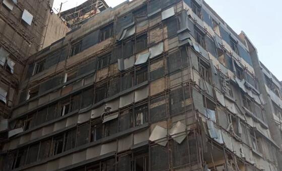 أحد المباني المتضررة في شرق طهران حيث تظهر عليه أثار واضحة ناجمة عن القصف.